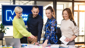 Akademia menedżera | Studia podyplomowe w Warszawie | Uniwersytet WSB Merito Warszawa: grupa ludzi omawiająca projekt