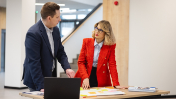 Fintech - innowacje technologiczne na rynku finansowym | Studia podyplomowe w Warszawie | Uniwersytet WSB Merito Warszawa: mężczyzna i kobieta podczas rozmowy