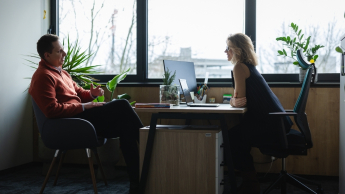 BIM Manager – nowoczesne zarządzanie inwestycjami budowlanymi | Studia podyplomowe w Warszawie | Uniwersytet WSB Merito Warszawa: dwójka ludzi rozmawiająca ze sobą