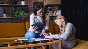 Przygotowanie pedagogiczne dla psychologów | Studia podyplomowe w Warszawie | Uniwersytet WSB Merito Warszawa: kobieta pomagająca dziecku rozwiązać zadanie