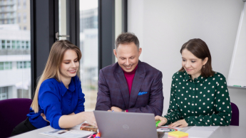 SAP – zintegrowane systemy informatyczne | Studia podyplomowe w Warszawie | Uniwersytet WSB Merito Warszawa: trzy osoby pracujące nad projektem