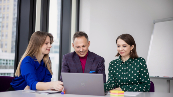 Zarządzanie bezpieczeństwem i higiena pracy | Studia podyplomowe w Warszawie | Uniwersytet WSB Merito Warszawa: grupa ludzi pracująca ze sobą