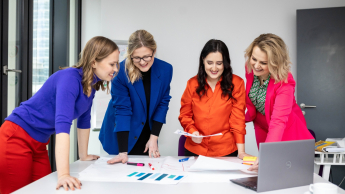Branding i content marketing | Studia podyplomowe w Warszawie | Uniwersytet WSB Merito Warszawa: grupa ludzi pracująca nad projektem
