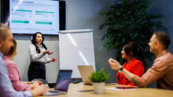 Inżynieria oprogramowania w JavaScript (TypeScript) | Studia podyplomowe w Warszawie | Uniwersytet WSB Merito Warszawa: grupa ludzi słuchająca przedstawienia projektu