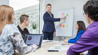 Fintech - innowacje technologiczne na rynku finansowym | Studia podyplomowe w Warszawie | Uniwersytet WSB Merito Warszawa: grupa ludzi pracująca nad projektem