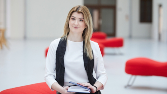 Diversity and Inclusion - Zarządzanie różnorodnością w organizacji | Studia podyplomowe w Warszawie | Uniwersytet WSB Merito Warszawa: kobieta trzymająca notes