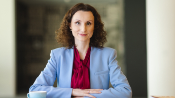 Akademia Lidera Merito | Szkolenia i kursy w Warszawie | Uniwersytet WSB Merito Warszawa: Kobieta nad zeszytem i książką.