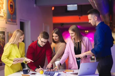 Biblioteka | Uniwersytet WSB Merito Warszawa: Zdjęcie główne: Warszawa - grupa studentów