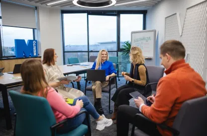 Aktualności | Uniwersytet WSB Merito Warszawa: grupa ludzi pracująca nad projektem
