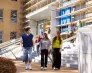 Zapisz się na studia stacjonarne i zyskaj 2820 zł zniżki! | Aktualności | Uniwersytet WSB Merito Warszawa: studenci przed budynkiem w trakcie remontu