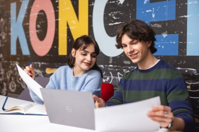 Zielona logistyka | Studia I stopnia w Warszawie | Uniwersytet WSB Merito Warszawa: Studenci podczas nauki