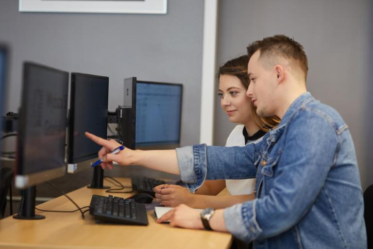 Inteligentne systemy logistyczne | Studia I stopnia w Warszawie | Uniwersytet WSB Merito Warszawa: Student tłumacząc zadanie
