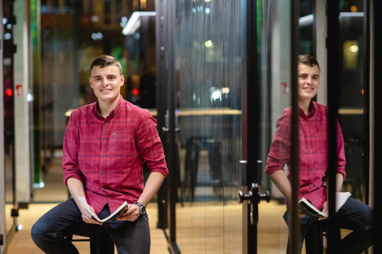 Logistyka | Studia I stopnia w Warszawie | Uniwersytet WSB Merito Warszawa: Uśmiechnięty student 