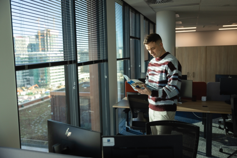 Bezpieczeństwo systemów informacyjno-komunikacyjnych | Studia II stopnia w Warszawie | Uniwersytet WSB Merito Warszawa: mężczyzna przy oknie