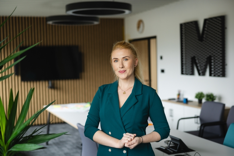 Rankingi i akredytacje | Uniwersytet WSB Merito Warszawa: kobieta trzymająca się za ręce