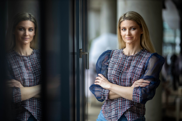 Organizacja i zarządzanie oświatą | Studia podyplomowe w Warszawie | Uniwersytet WSB Merito Warszawa: uśmiechnięta pani z założonymi rękami