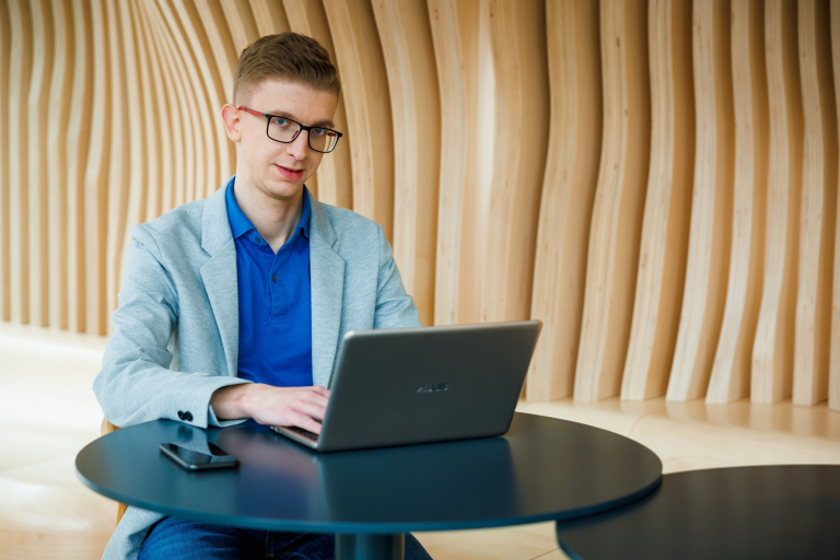 Projektowanie inteligentnych agentów biznesowych | Studia I stopnia w Warszawie | Uniwersytet WSB Merito Warszawa: mężczyzna pracujący na laptopie