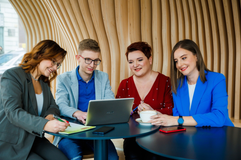 Analiza danych - Data Science z elementami AI | Studia podyplomowe w Warszawie | Uniwersytet WSB Merito Warszawa: grupa ludzi pracująca przy laptopie
