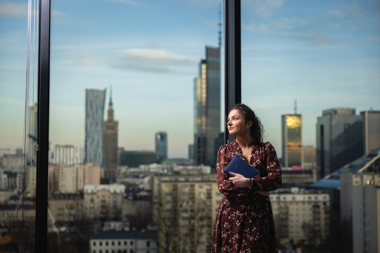 Zarządzanie biznesem na rynkach wschodnich | Studia II stopnia w Warszawie | Uniwersytet WSB Merito Warszawa: Studentka z notatnikiem 