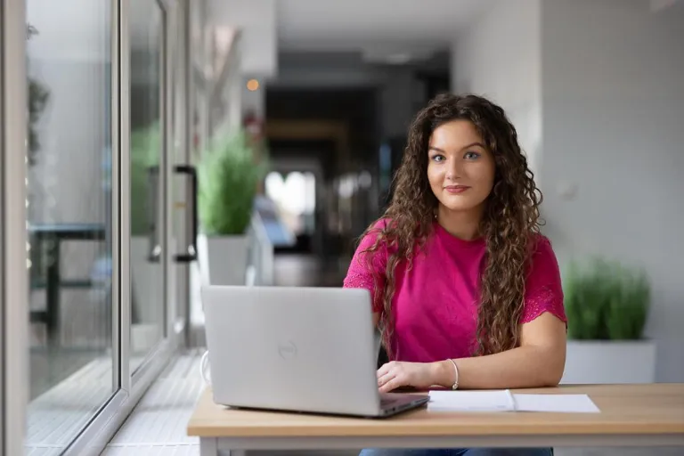 Prawo w biznesie | Uniwersytet WSB Merito Warszawa: Praca przy laptopie