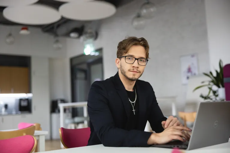 Bezpieczeństwo systemów informatycznych | Studia I stopnia w Warszawie | Uniwersytet WSB Merito Warszawa: Student przy laptopie