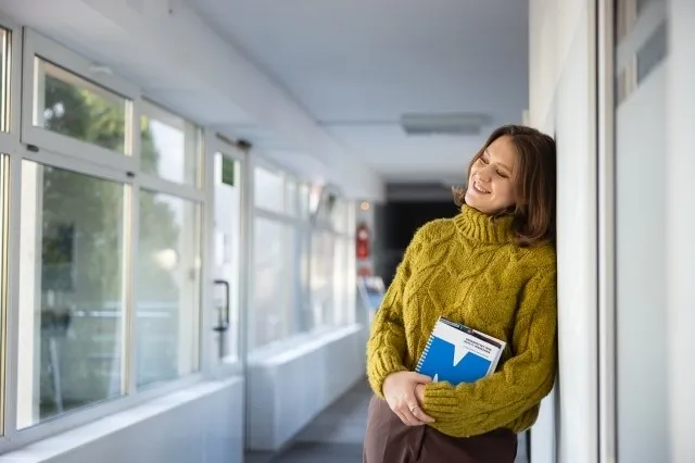 Logistyka | Studia I stopnia w Warszawie | Uniwersytet WSB Merito Warszawa: Studentka z teczką 