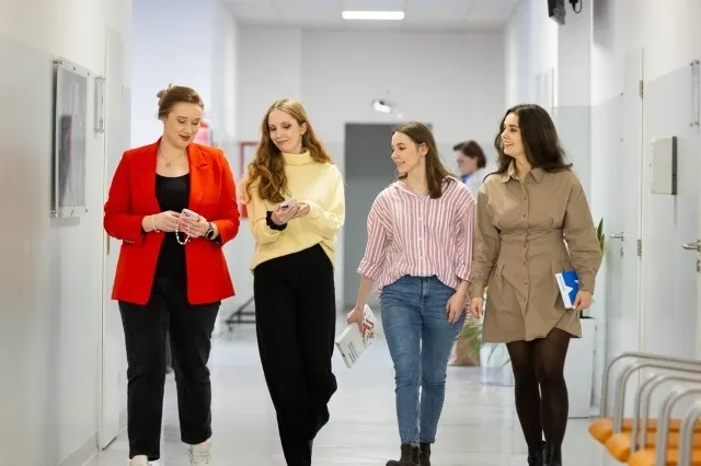 Programowanie | Studia I stopnia w Warszawie | Uniwersytet WSB Merito Warszawa: Grupa studentek na korytarzu 