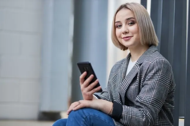 Wyniki wyszukiwania | Uniwersytet WSB Merito Warszawa: Studentka z telefonem