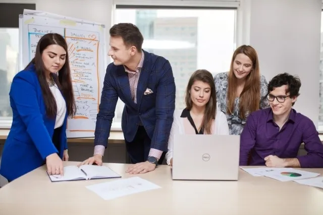 Marketing i sprzedaż | Studia II stopnia w Warszawie | Uniwersytet WSB Merito Warszawa: Rozmowy podczas spotkania biznesowego