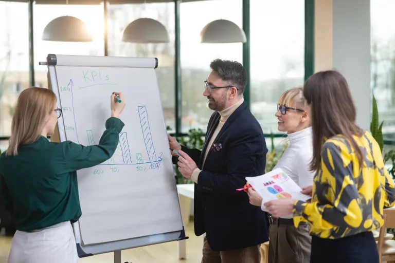 Finanse i rachunkowość (Finance and Accounting) | Studia II stopnia w Warszawie | Uniwersytet WSB Merito Warszawa: Studenci przygotowują projekt na zajęcia