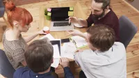 Prawo dla menedżera | Studia podyplomowe we Wrocławiu | Uniwersytet WSB Merito we Wrocławiu: Grupa studentów wspólnie uczy się z notatkami i komputerem