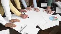 Zarządzanie personalne i płacowe | Studia podyplomowe we Wrocławiu | Uniwersytet WSB Merito we Wrocławiu: Osoby pracują zespołowo podczas burzy mózgów nad projektem