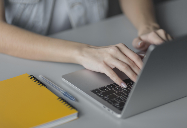 SAP S/4HANA - nowoczesny system ERP | Studia podyplomowe we Wrocławiu | Uniwersytet WSB Merito we Wrocławiu: Kobieta pracująca na laptopie