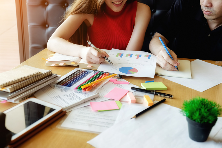 Prawo dla menedżera | Studia podyplomowe we Wrocławiu | Uniwersytet WSB Merito we Wrocławiu: Para studentów analizuje wspólnie wykres kołowy