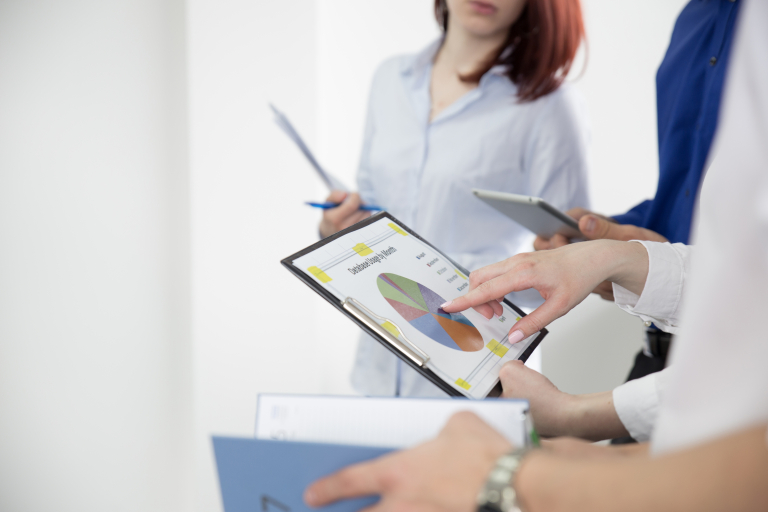 Organizacja studiów MBA | Uniwersytet WSB Merito we Wrocławiu: Grupa osób omawia wspólnie wykres kołowy