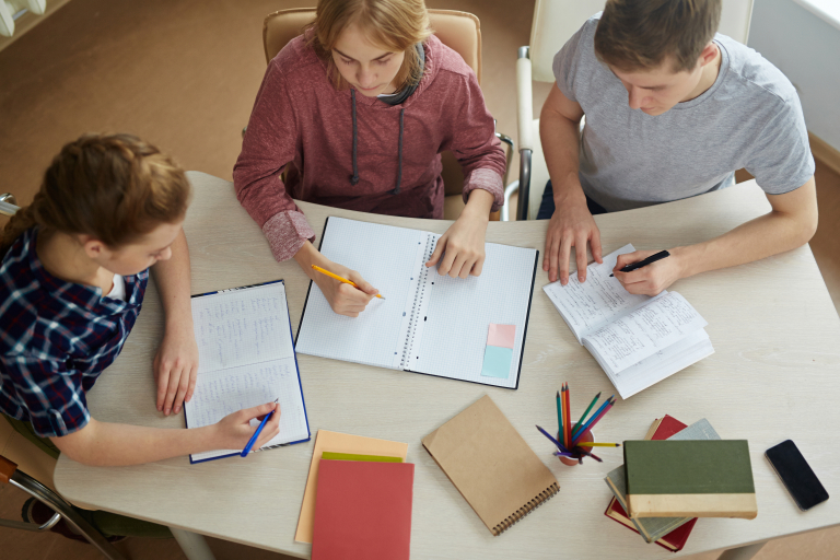 EKOnferencja 2025. Turystyka przyjazna przyrodzie | Uniwersytet WSB Merito we Wrocławiu: Grupa studentów uczy się, korzystając z notatek