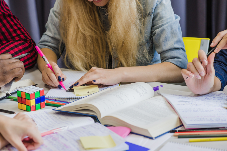 Psychologia | Studia jednolite magisterskie we Wrocławiu | Uniwersytet WSB Merito we Wrocławiu: Grupa osób uczy się razem z podręczników