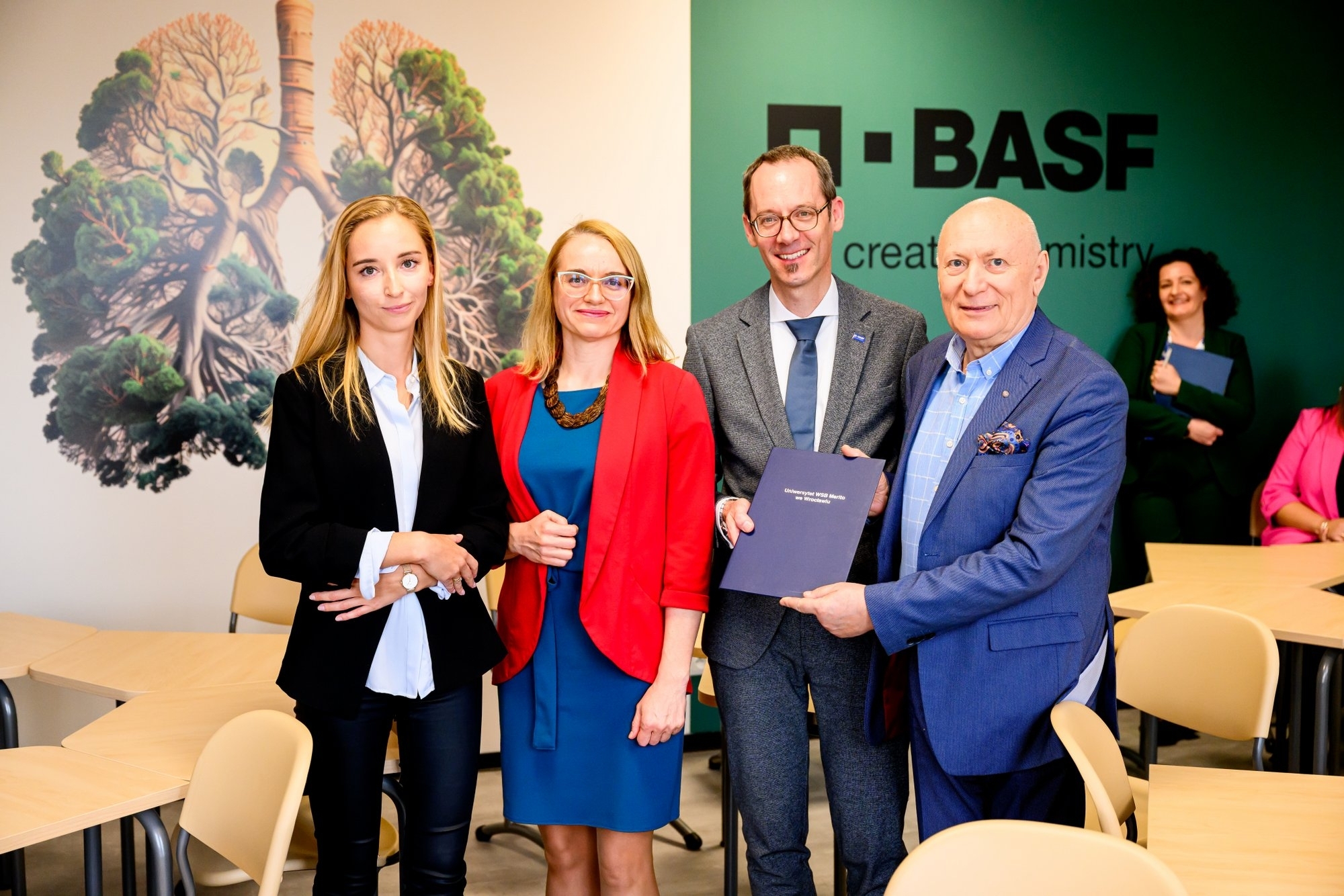 Katarzyna Cabaj employer branding & CSR specialist w BASF Catalysts Polska, Agata Natalli zastępca kanclerza na Uniwersytecie WSB Merito, Jan Eberhardt prezes zarządu BASF Catalysts Polska, prof. Marian Noga dyrektor Instytutu Współpracy z Biznesem na Uniwersytecie WSB Merito.