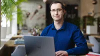 STEAM i sztuczna inteligencja w edukacji | Studia podyplomowe we Wrocławiu | Uniwersytet WSB Merito we Wrocławiu: student pracujący na laptopie