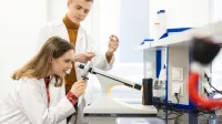 Dietetyka kliniczna | Studia I stopnia we Wrocławiu | Uniwersytet WSB Merito we Wrocławiu: Wrocław - dietetyka kliniczna - studenci na zajęciach w laboratorium chemii, biochemii i mikrobiologii