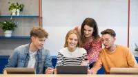Pedagogika opiekuńczo-wychowawcza z nowoczesnymi technologiami w edukacji | Studia I stopnia we Wrocławiu | Uniwersytet WSB Merito we Wrocławiu: Wrocław - Pedagogika opiekuńczo-wychowawcza z nowoczesnymi technologiami w edukacji - studenci na zajęciach w pracowni komputerowej