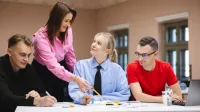 Logistyka bezpieczeństwa w służbach mundurowych | Studia II stopnia ze studiami podyplomowymi  | Uniwersytet WSB Merito we Wrocławiu: Wrocław - logistyka bezpieczeństwa w służbach mundurowych - studenci pracujący nad projektem grupowym