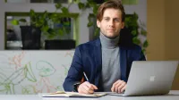 Tester Automatyzujący | Studia podyplomowe we Wrocławiu | Uniwersytet WSB Merito we Wrocławiu: uczestnik studiów podyplomowych korzystający z laptopa