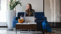 Analiza Danych – Data Science z elementami AI | Studia podyplomowe we Wrocławiu | Uniwersytet WSB Merito we Wrocławiu: uczestniczka studiów podyplomowych używająca laptopa