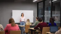 Analityk danych biznesowych | Studia II stopnia we Wrocławiu | Uniwersytet WSB Merito we Wrocławiu: studentka prezentująca projekt podczas zajęć