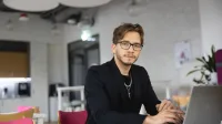 Zarządzanie i inwestowanie w nieruchomości | Studia podyplomowe we Wrocławiu | Uniwersytet WSB Merito we Wrocławiu: uczestnik studiów podyplomowych używający laptopa