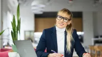Wyniki wyszukiwania | Uniwersytet WSB Merito we Wrocławiu: uczestniczka studiów podyplomowych używająca laptopa