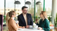 Negocjacje w biznesie | Studia podyplomowe we Wrocławiu | Uniwersytet WSB Merito we Wrocławiu: uczestnicy studiów podyplomowych pracujący nad wspólnym projektem