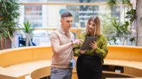 Windykacja i zarządzanie wierzytelnościami | Studia podyplomowe we Wrocławiu | Uniwersytet WSB Merito we Wrocławiu: uczestnicy studiów podyplomowych rozmawiający na korytarzu