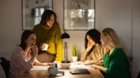 Zarządzanie i marketing | Studia II stopnia we Wrocławiu | Uniwersytet WSB Merito we Wrocławiu: studenci pracujący nad projektem grupowym